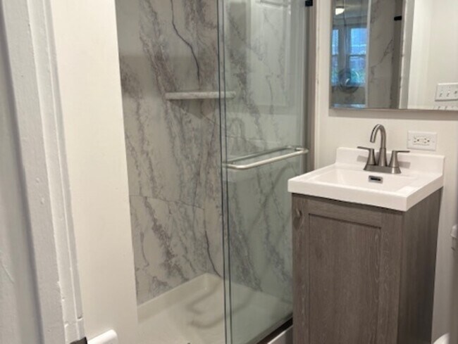 Foto del edificio - 847 Hannah Ave