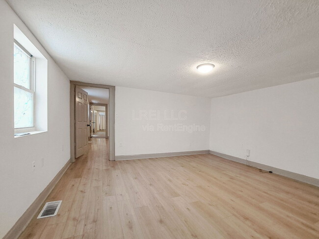 Foto del edificio - 2508 W Main St