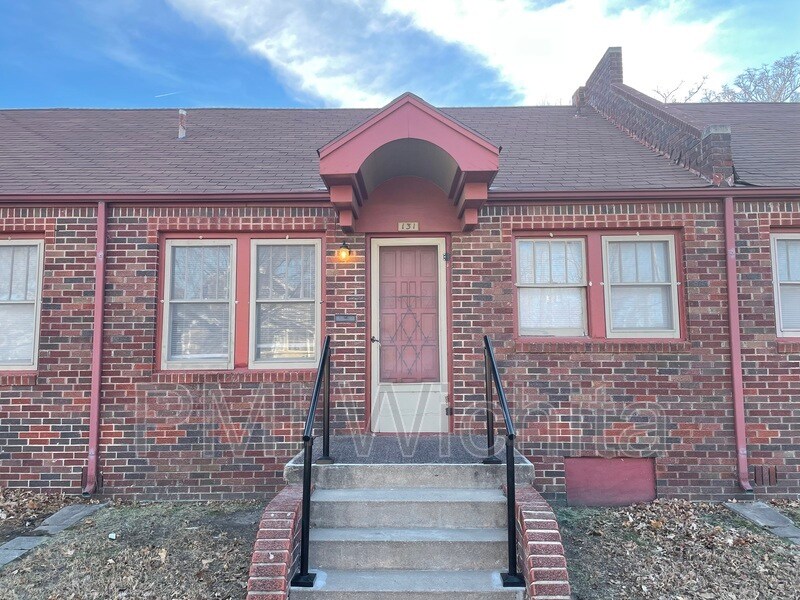 Primary Photo - 131 E 17th St N