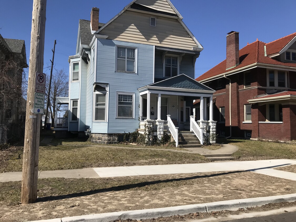 525 Livingston Ave NE, Grand Rapids, MI 49503 Apartments at 525