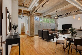 Building Photo - 204 Travis St