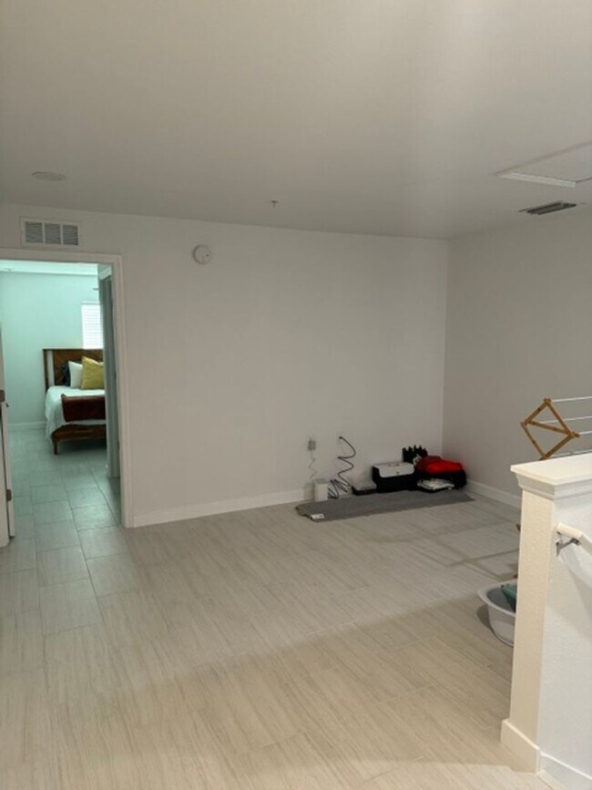 Building Photo - 9085 Gervais Cir