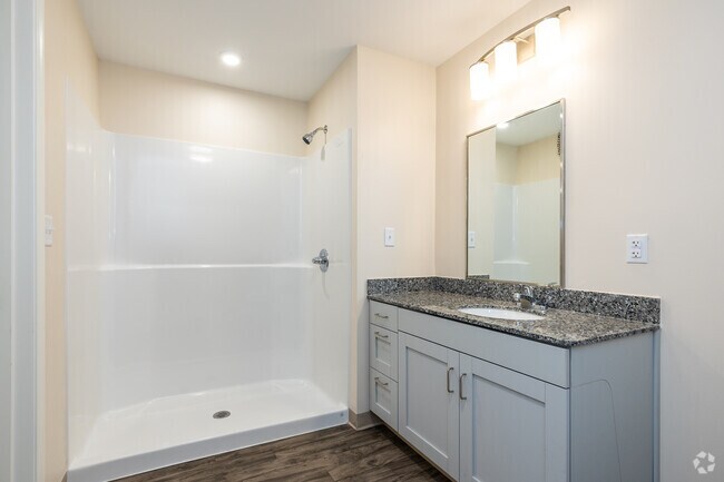 1 habitación, 1 baño - 638 pies cuadrados - Baño - Connect55+ Blue Springs | 55+ Active Adult