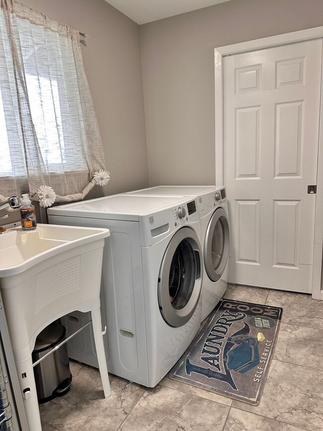 Building Photo - Fully Furnished Home