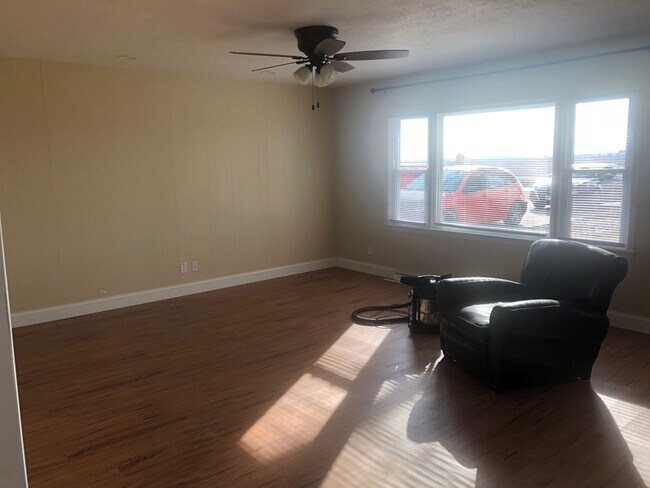 Foto del edificio - Beautiful 3BR home rural Bloomington with large lot. Recently refurbished and modernized