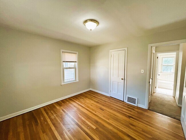 Building Photo - Bright & Spacious 3-Bed Home in Euclid