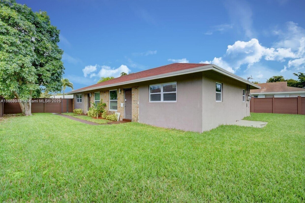 Foto principal - 2203 NE 3rd Ave