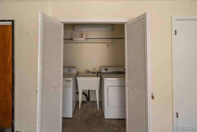 Building Photo - 3BR/2BA/2PKG(TANDEM) UPSTAIRS UNIT IN THRE...