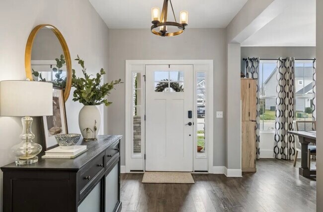 Foto del edificio - 723 Tennypark Ln