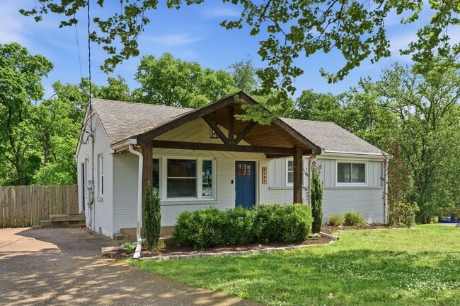 Charming Renovated Home with Spacious Yard & Detached Garage in South Nashville - Charming Renovated Home with Spacious Yard & Detached Garage in South Nashville