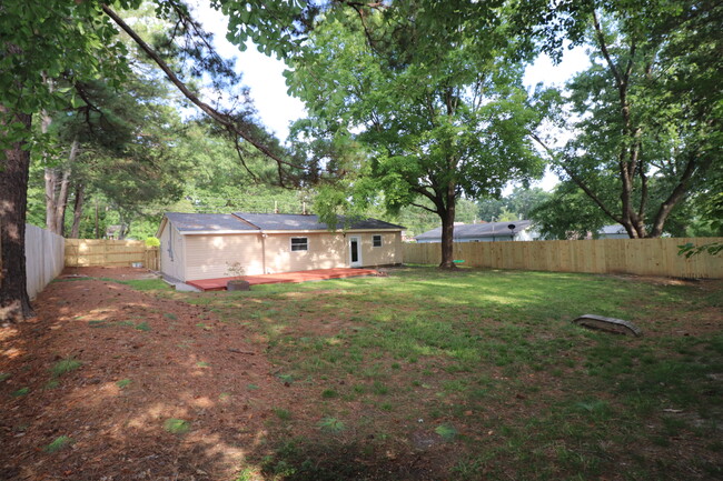 Fenced back yard - 2808 Daytona Dr