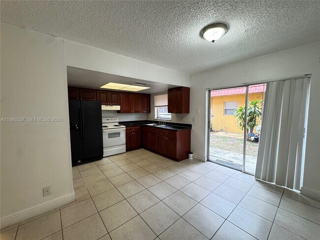 Foto del edificio - 5329 NW 27th St