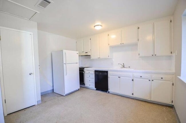 Building Photo - 4233 N Bengston Ave