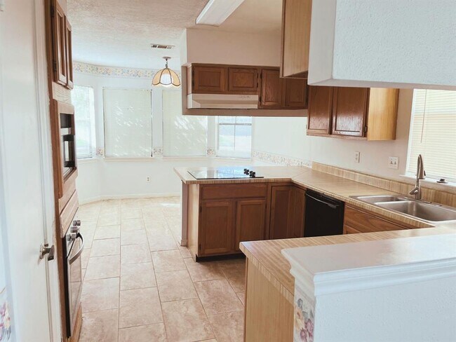 Foto del edificio - 10550 Walnut Glen Dr