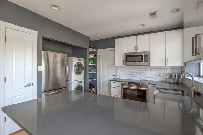 Foto del edificio - Beautiful Clayton Condo