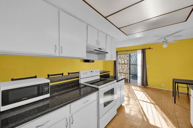 Foto del edificio - PARTIALLY FURNISHED 3 BEDROOM TOWNHOME NEAR CHINATOWN & STRIP