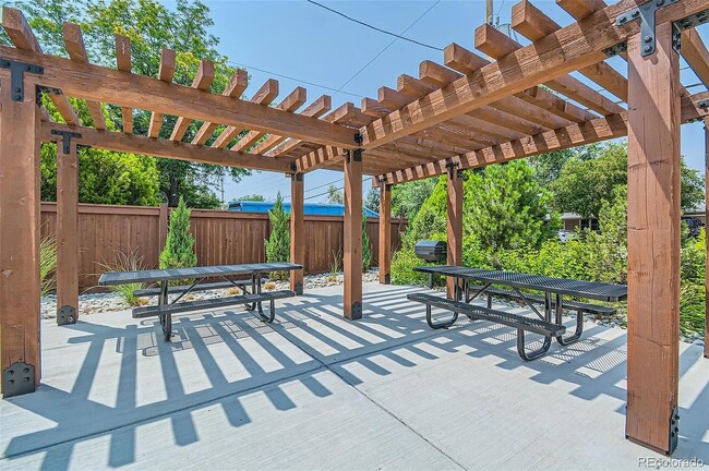 Building Photo - 388 E Orchard Rd