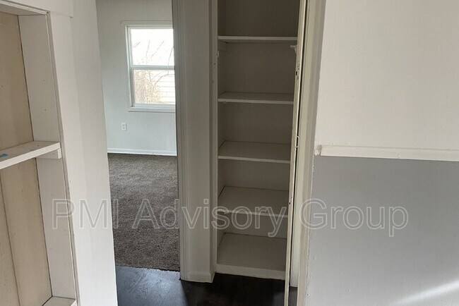 Building Photo - 512 SE Pinecrest Dr
