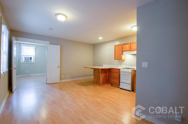 Building Photo - 678 Somerset Terrace NE