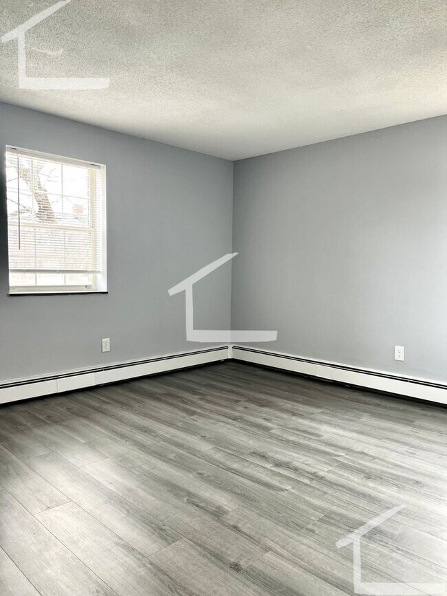 Foto del edificio - Brand new renovated 2 bed in Newton with parking.