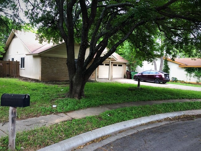 Building Photo - Great 3/2 in Round Rock with no back Neigh...