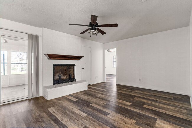 Foto del edificio - 1203 Hughes Ave