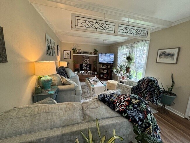 Building Photo - Adorable 2 bedroom 1 bath beach cottage