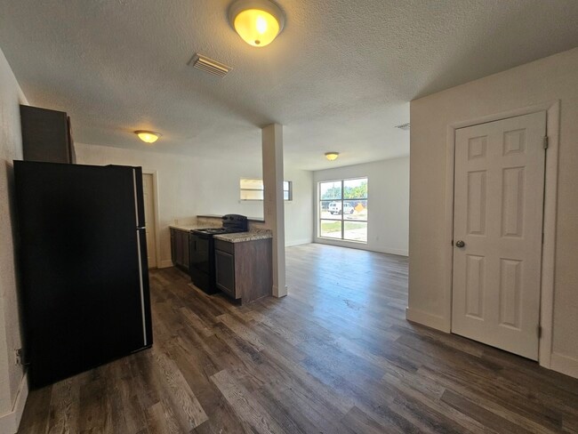 Building Photo - 1040 Hickory Ln