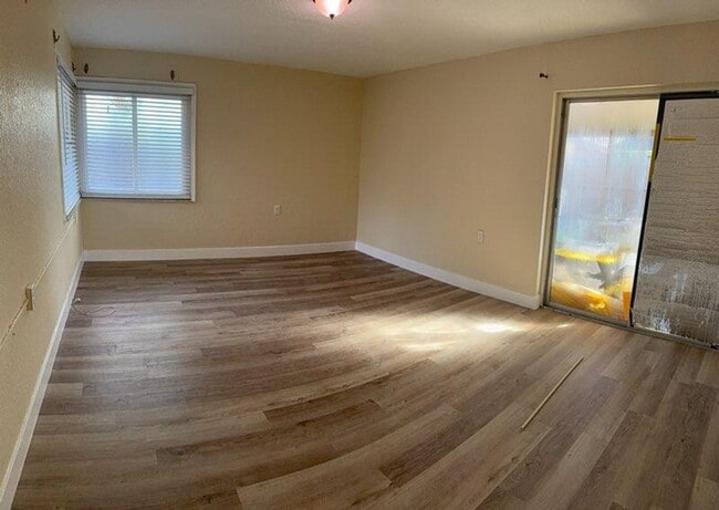 Building Photo - Spacious 1 bed /1 bath apartment in St Pet...