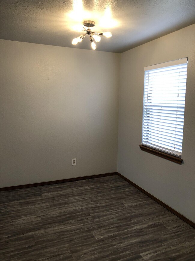 Building Photo - 112 N Baumann Ave