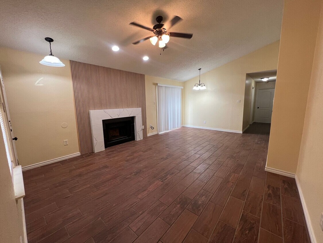 Foto principal - 3-Bedroom Home with a Big Backyard in Kill...