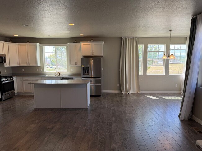 Building Photo - Beautiful 4-Bedroom Home in Lehi - Plenty of Storage!