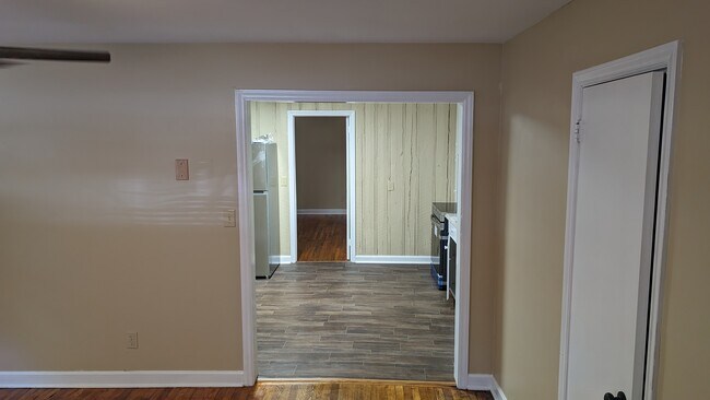 Building Photo - 619 Avon Ave