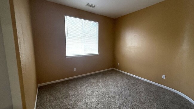 Building Photo - 4 Bed/ 2.5 bath house with Pool/Spa