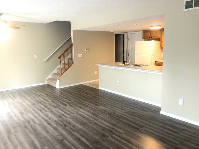 Building Photo - Extremely sharp 3BR 2.5 bath townhouse in ...