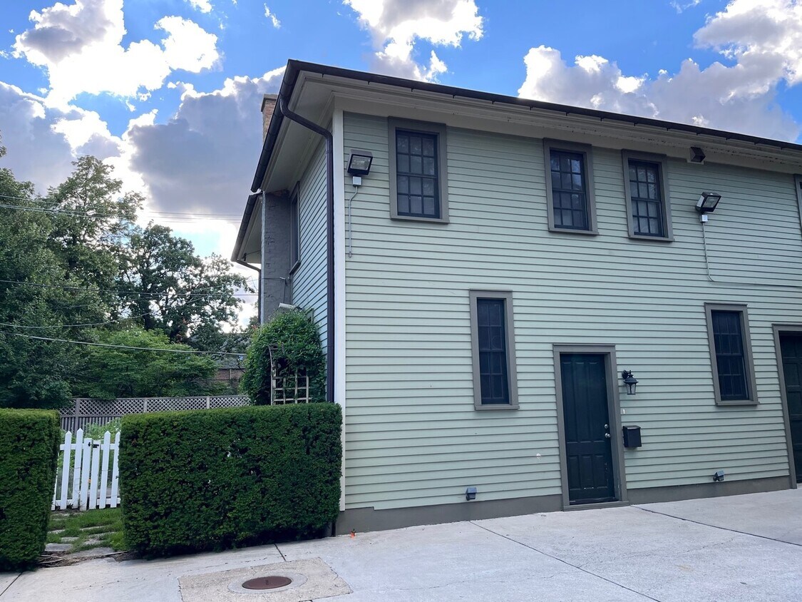 Primary Photo - 4812 S Woodlawn Ave