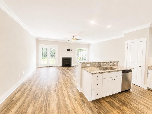 Building Photo - 722 Elmbrook Dr