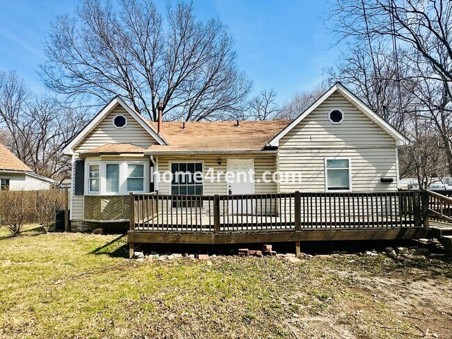 Foto del edificio - Updated 3 Bed, 2 Bath Ranch Home near Downtown Olathe!