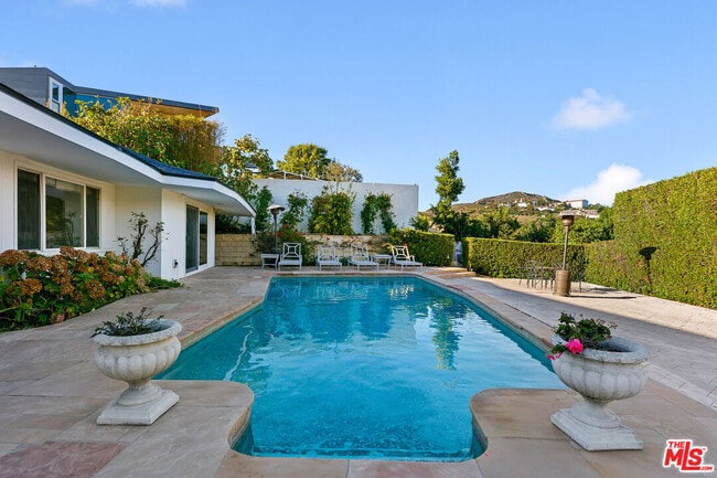 Foto del edificio - 826 N Tigertail Rd