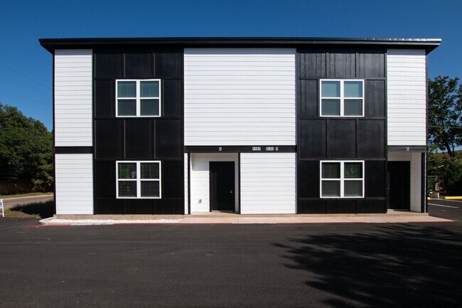 Foto del edificio - BRAND NEW DUPLEX NEAR ACU