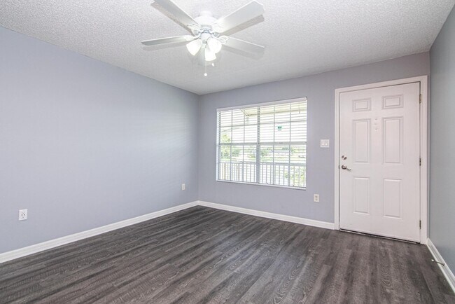 Foto del edificio - Lake Front - 2nd Floor Corner Unit - 1 Bed...