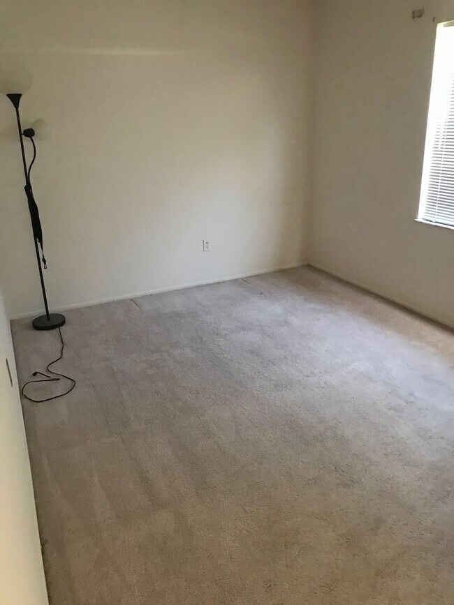 Building Photo - Charming clean 2/2 home with 1 car garage