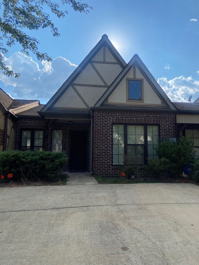 Primary Photo - 2489 Ridgemont Dr