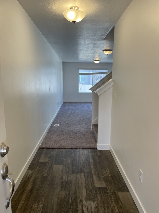 Entry - 467 S Pegasus Way