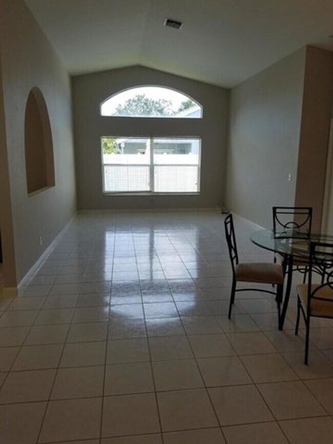 Foto del edificio - 4070 Laurelwood Ln