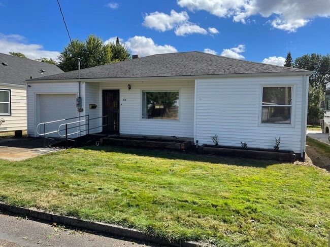 Building Photo - 818 NE 13th St