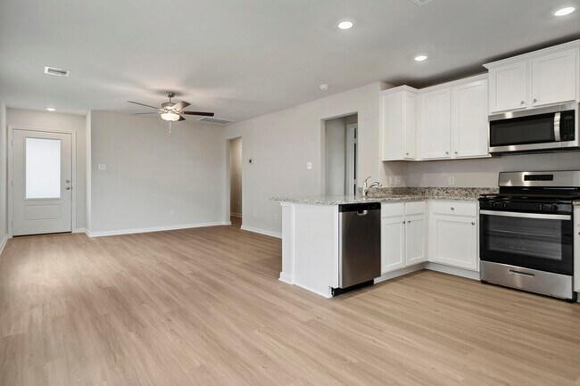 Building Photo - 15871 Berry Hl Dr