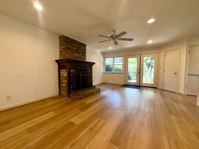 Foto del edificio - 4004-4006 Bismarck Dr