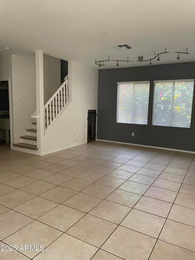 Building Photo - 646 E El Monte Pl
