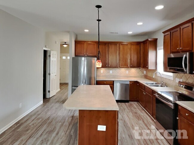 Building Photo - 904 Redland Dr